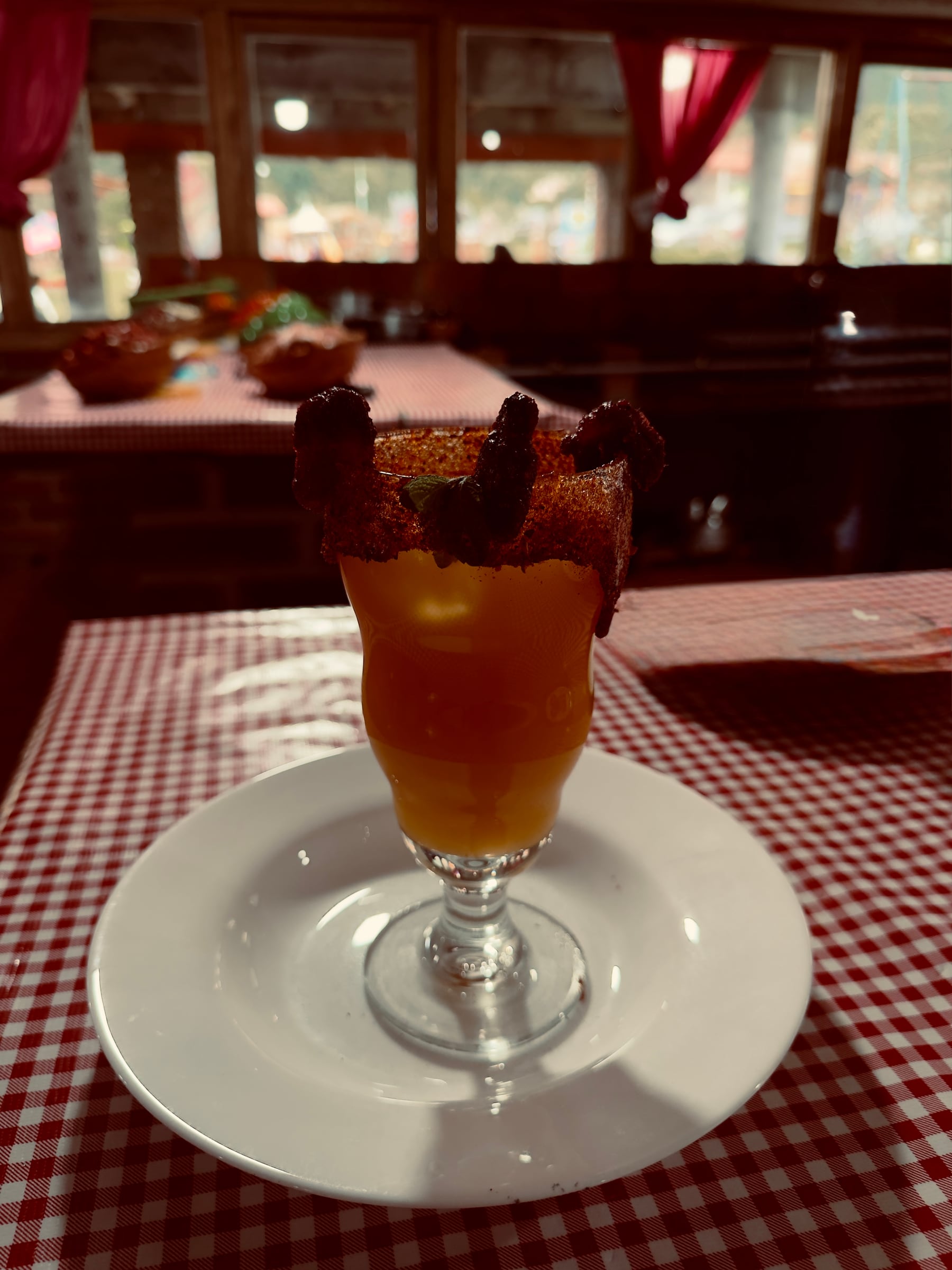 Escarchado de chamoy y chile, con fruta fresca en el borde.