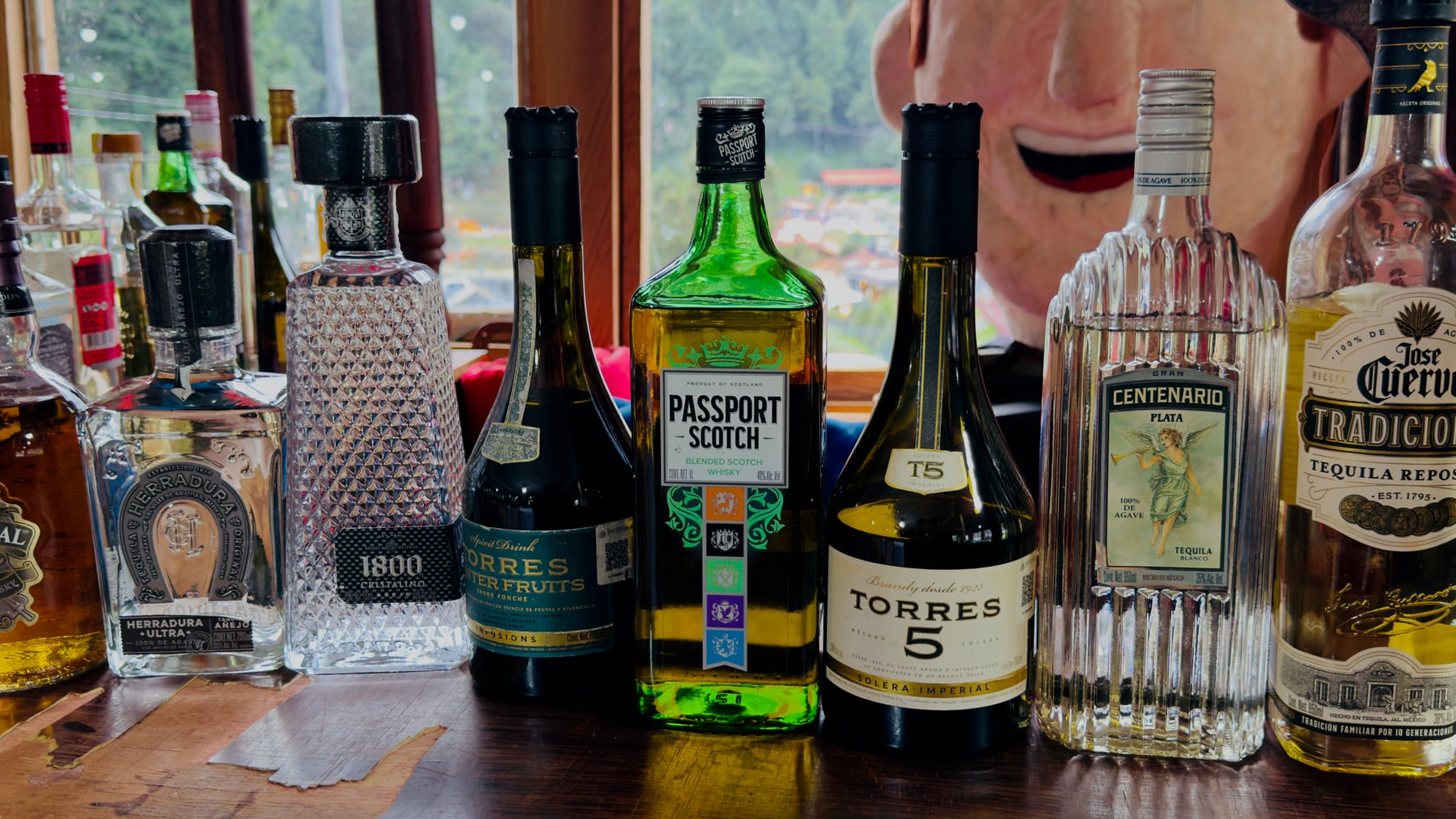 La barra de coctelería de la hacienda con las bebidas preparadas