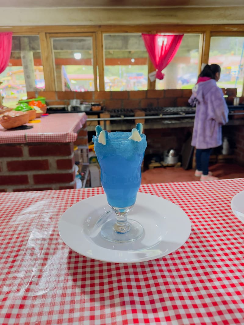 Bebida azul servida en copa alta
