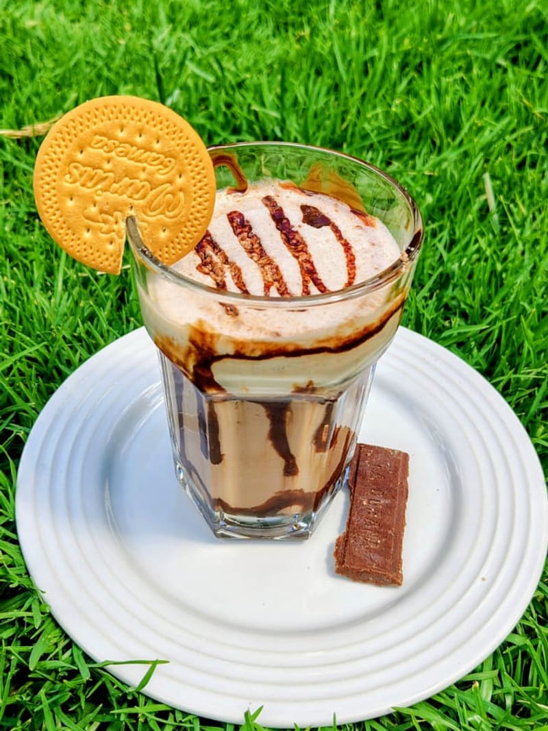 Frappé con galleta y jarabe encima