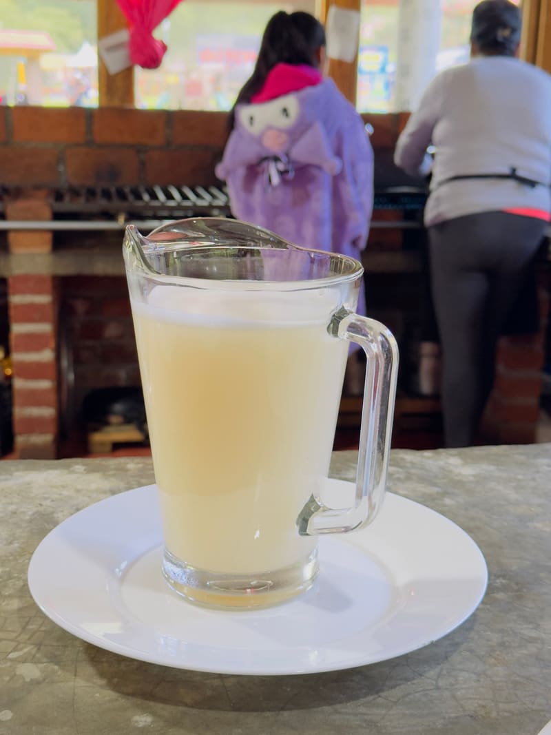 Jarra de limonada servida en la mesa