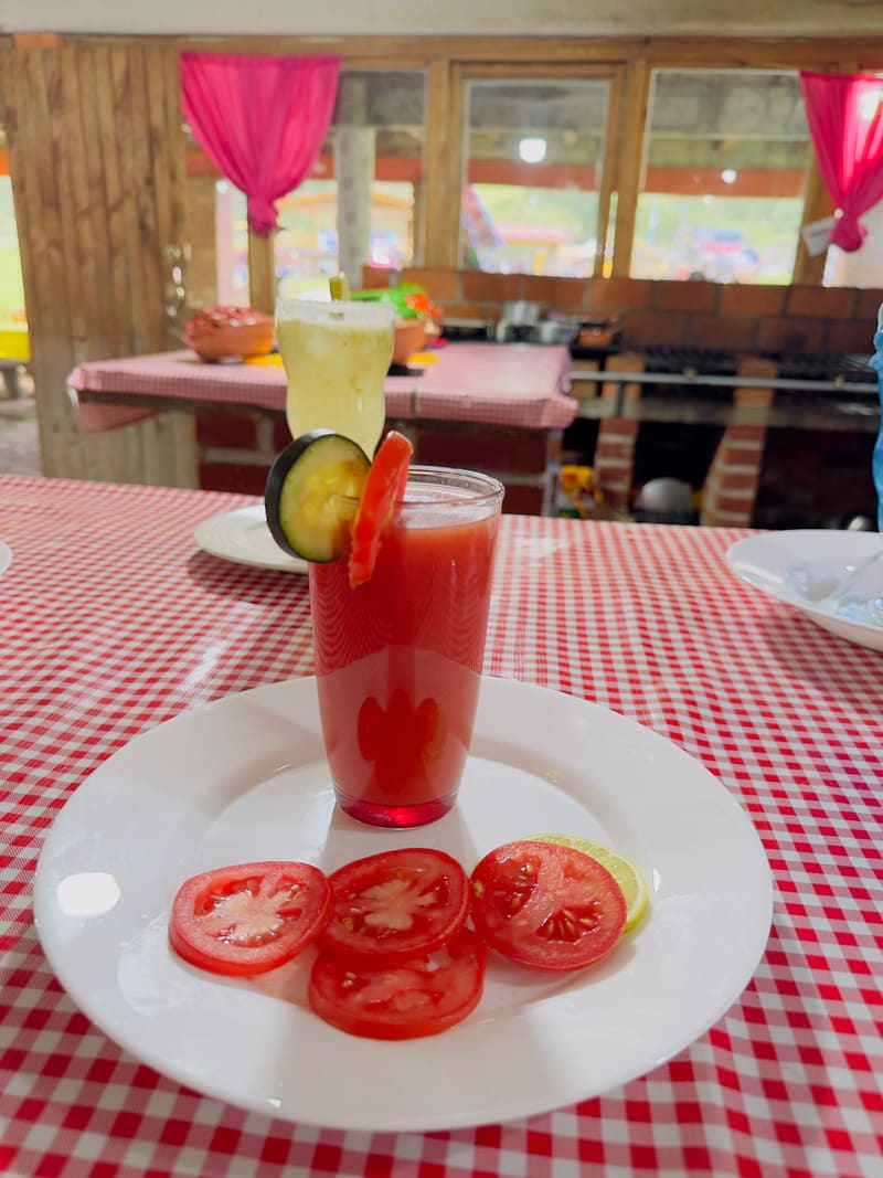 Michelada roja escarchada con rodajas de jitomate y pepino