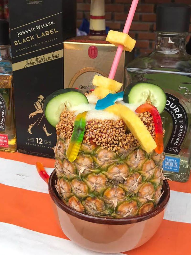 Piña preparada servida dentro de la fruta entera