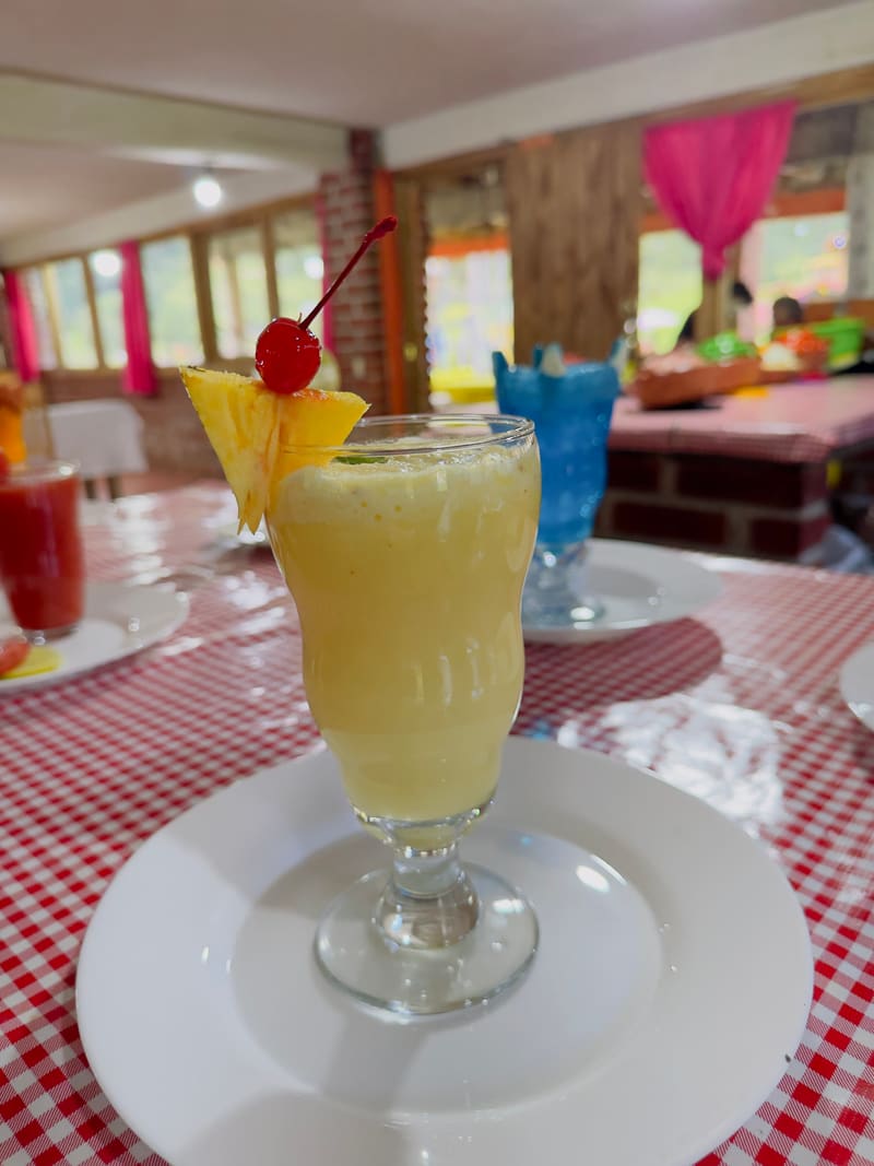 Piñada cremosa con cereza en copa alta