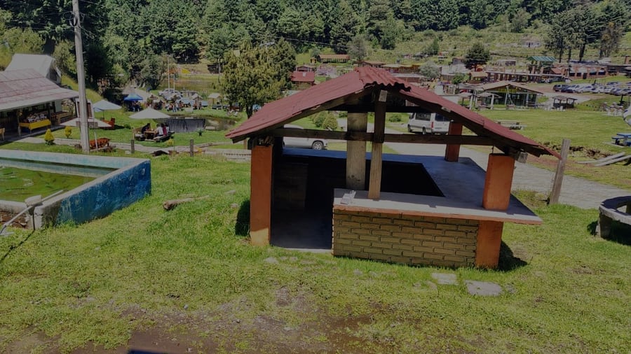 La palapa de ladrillo junto a la alberca y el área verde