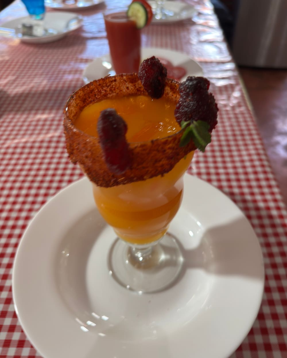 Cantarito escarchado con chamoy y tamarindo, servido en la mesa de la hacienda