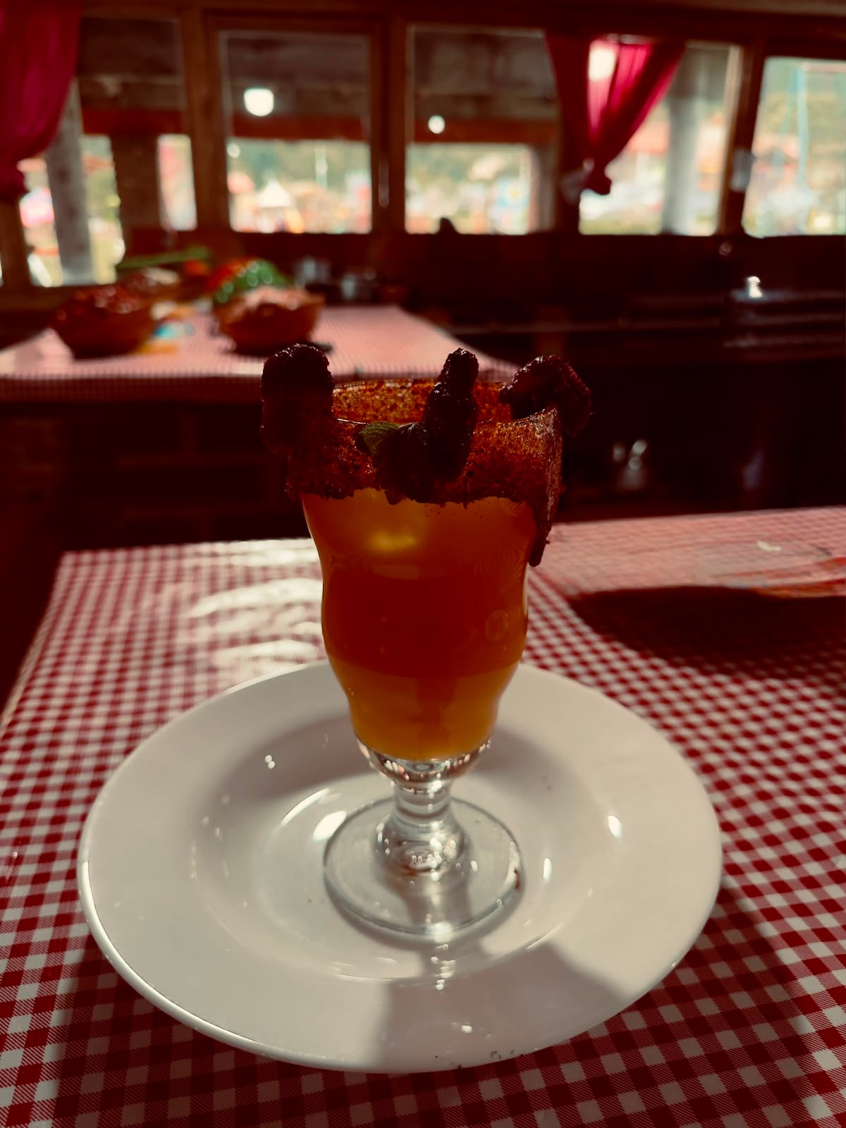 Cantarito escarchado con chamoy y tamarindo servido en la mesa