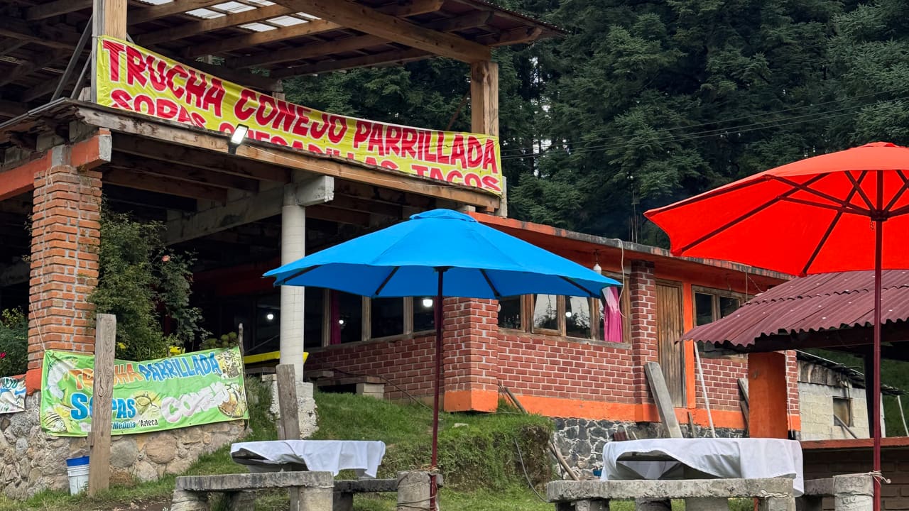 Fachada de la hacienda con el letrero de trucha, conejo y parrillada