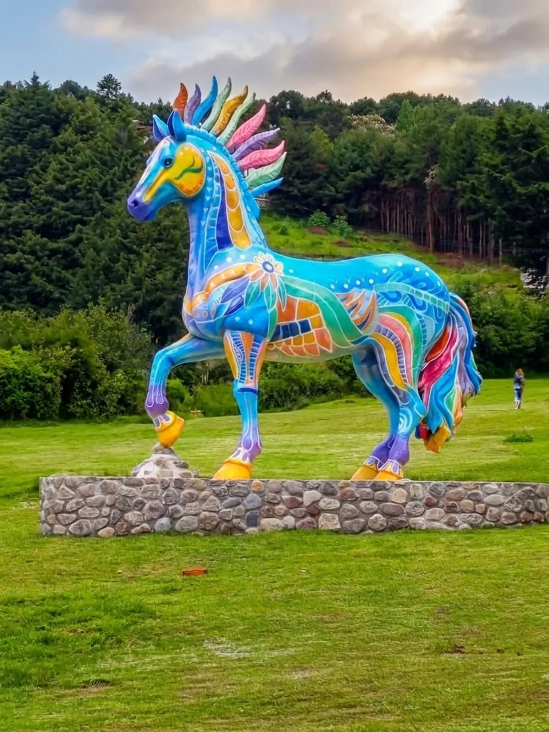 Escultura de caballo alebrije pintada con motivos folklóricos