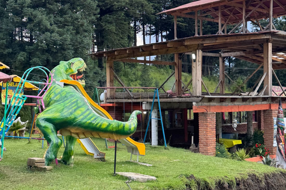 Resbaladilla de dinosaurio en el área de juegos