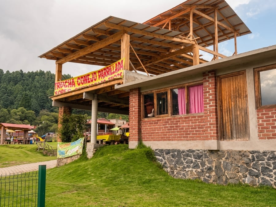 Vista del predio de la hacienda con las palapas y el área verde