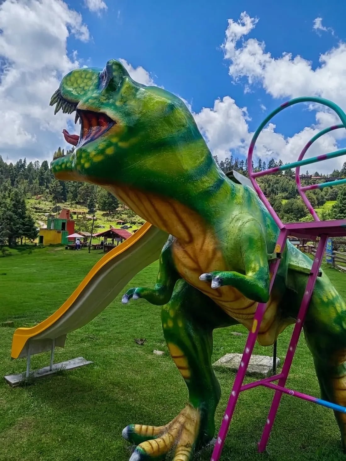 Detalle de la cabeza del dinosaurio que forma la resbaladilla