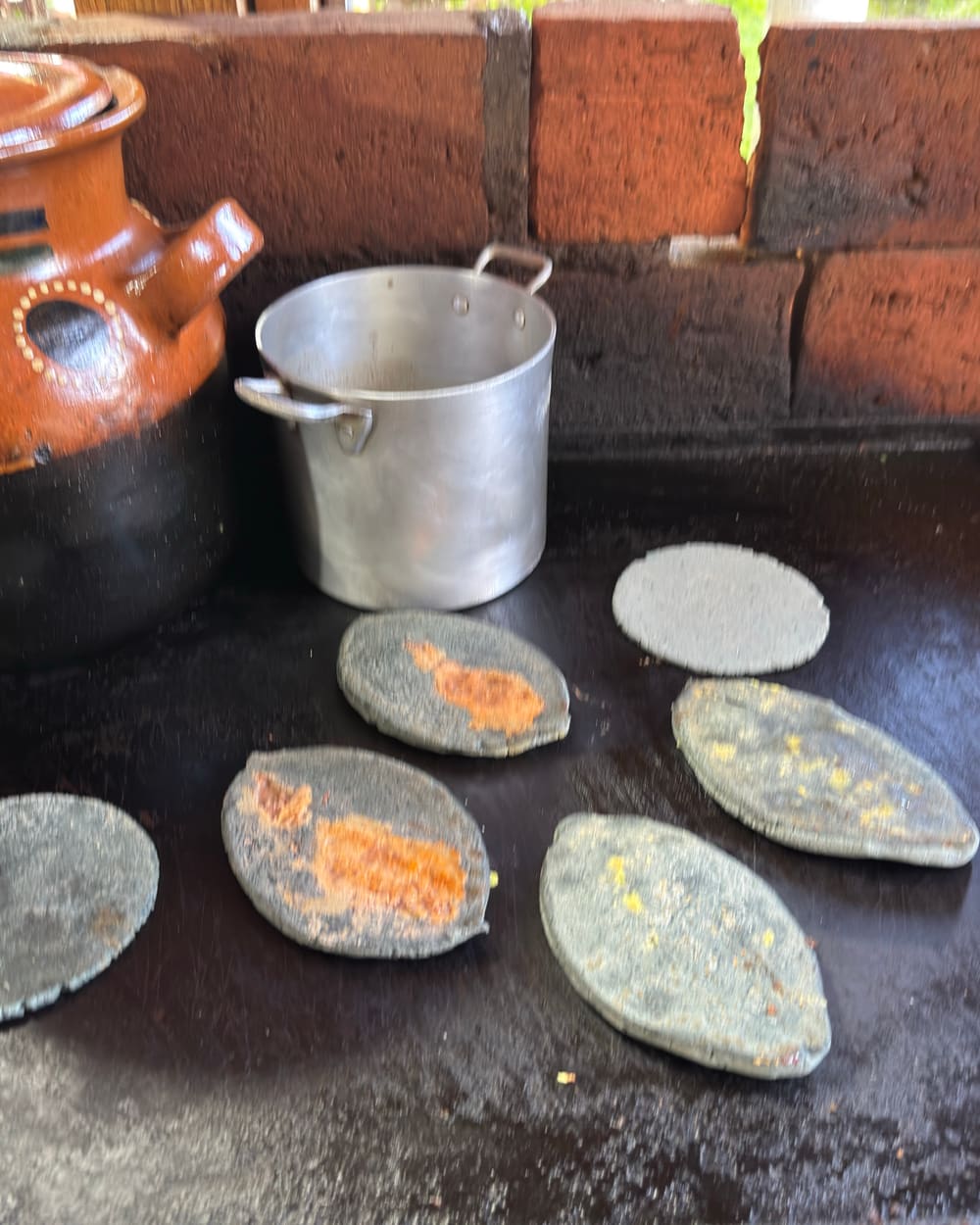 Comal con salsas y jarro de barro sobre la plancha
