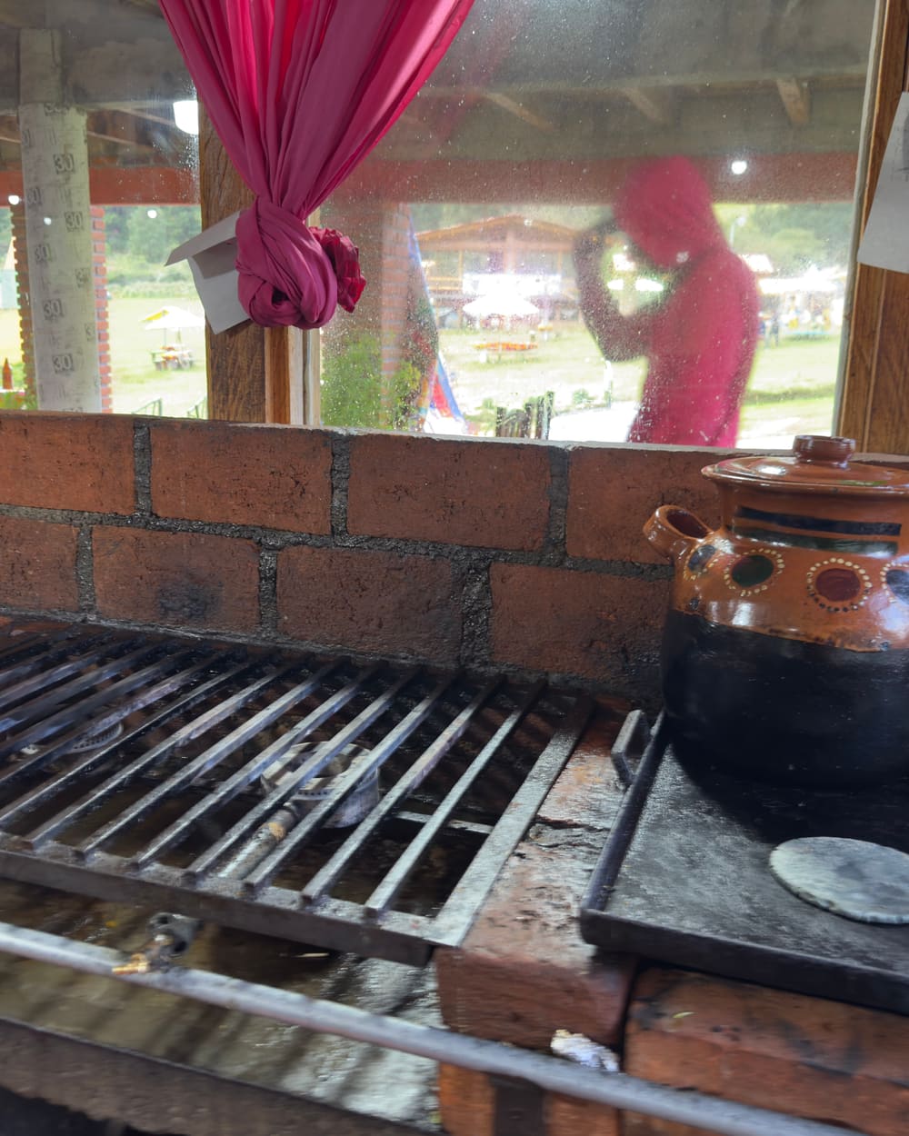 Parrilla de carbón lista para la parrillada