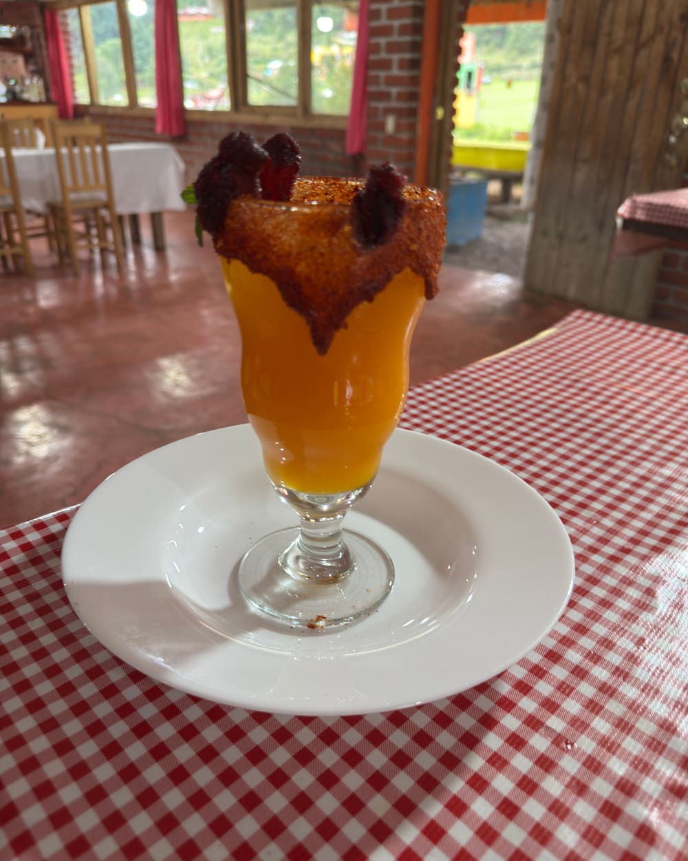 Cantarito recién servido con escarcha de chamoy