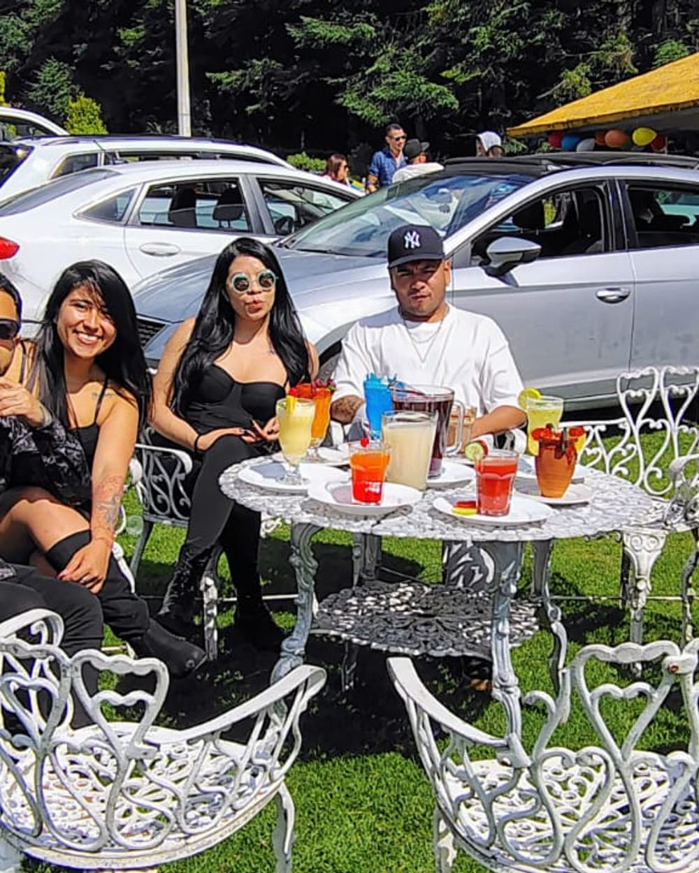 Mesa en el pasto con la charola de bebidas servidas